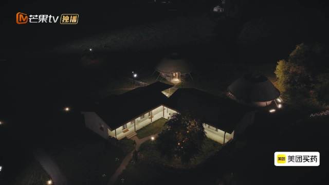 梁淞借何美延头巾，两人互动和谐美好