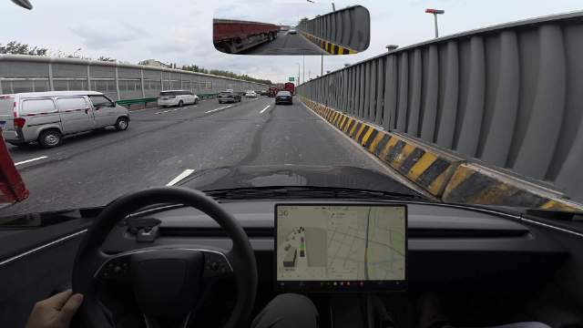 特斯拉FSD精准识别低延时响应丝滑绕行