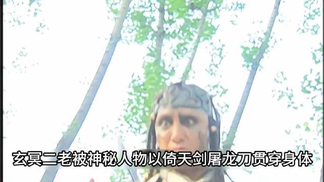 从一闪而过的身影来看应该是周芷若，而且此时殷离也在场