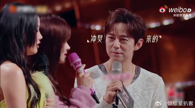 吃瓜脸集体焊死！黄霄雲“帅+口才好”，这不是何老师本师吗