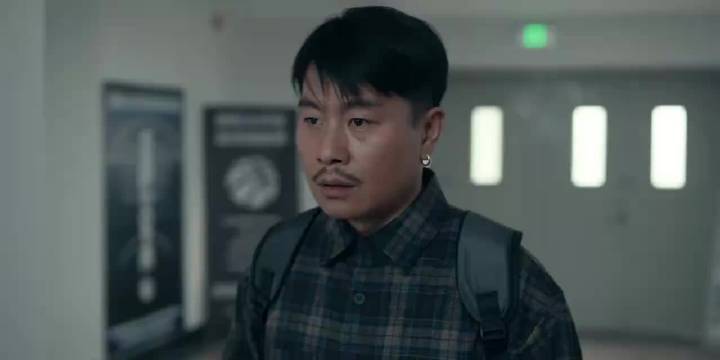 恐怖分子为了逃跑，挟持女大学生当人质，特警一招制服他！