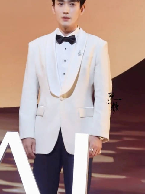 五彩斑斓的白，贝母白