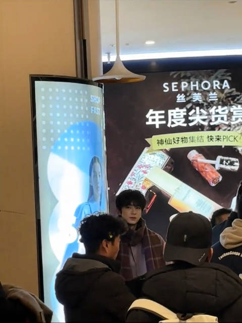 重庆光环购物公园偶遇林一拍戏，卷毛围巾造型吸睛