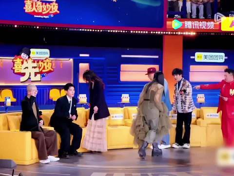 那英拒坐C位急跳脚，大张伟机智提议摞坐化解尴尬