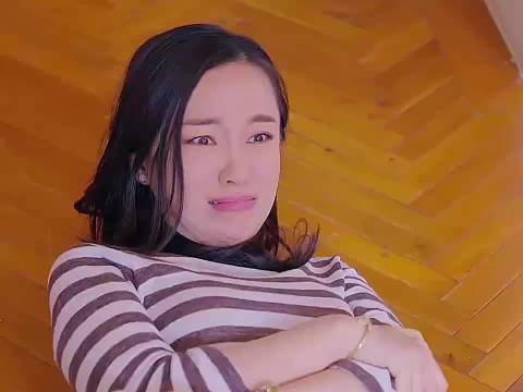 夫妻俩刚到家却发现家里多了两双陌生鞋，上楼一看傻眼了