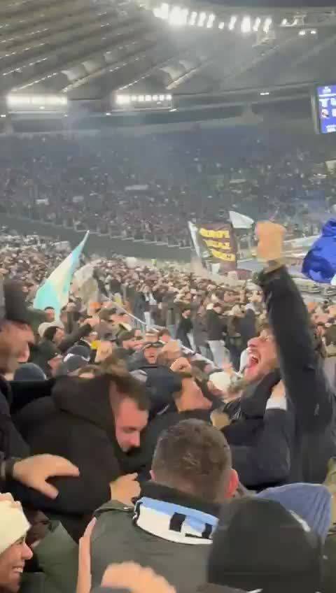 扎卡尼进球后，看台上的拉杜和米林疯狂庆祝两位真蓝鹰