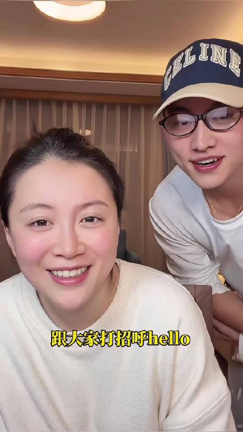 李嘉格小男友01年的！还是东北小男友？初次直播和网友打招呼耳朵都红了