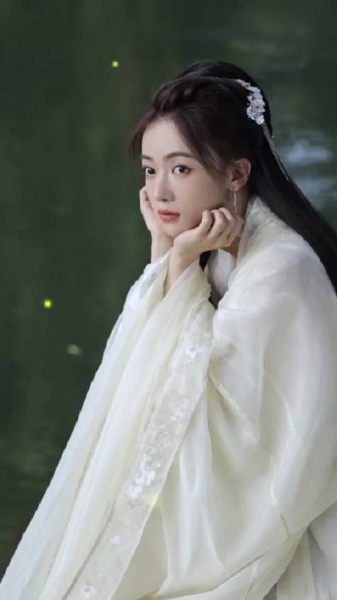 看到吴谨言的古装造型，真的是觉得太完美了吧，每一瞬间都很好看