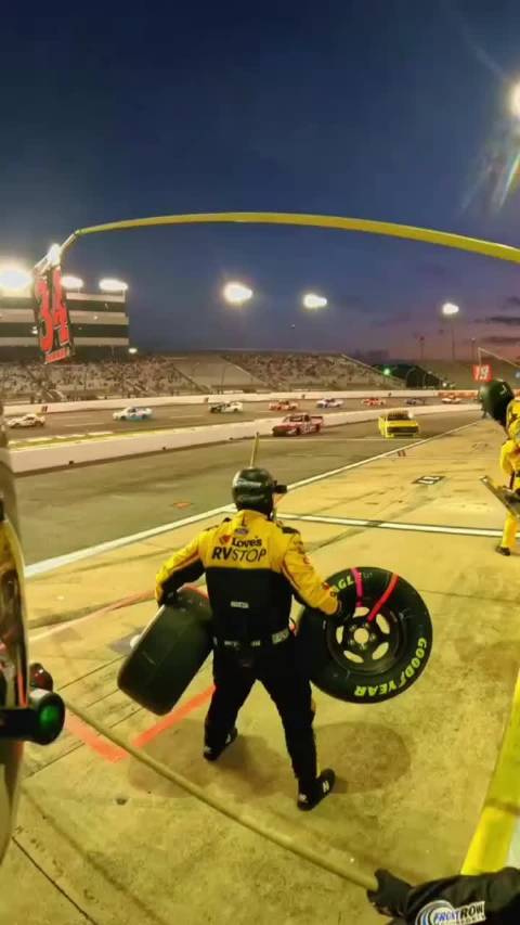 沉浸式体验赛场换胎