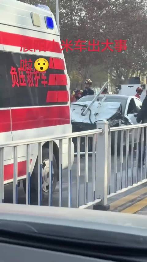 小米SU7撞毁护栏波及多车，高性能电车安全引关注