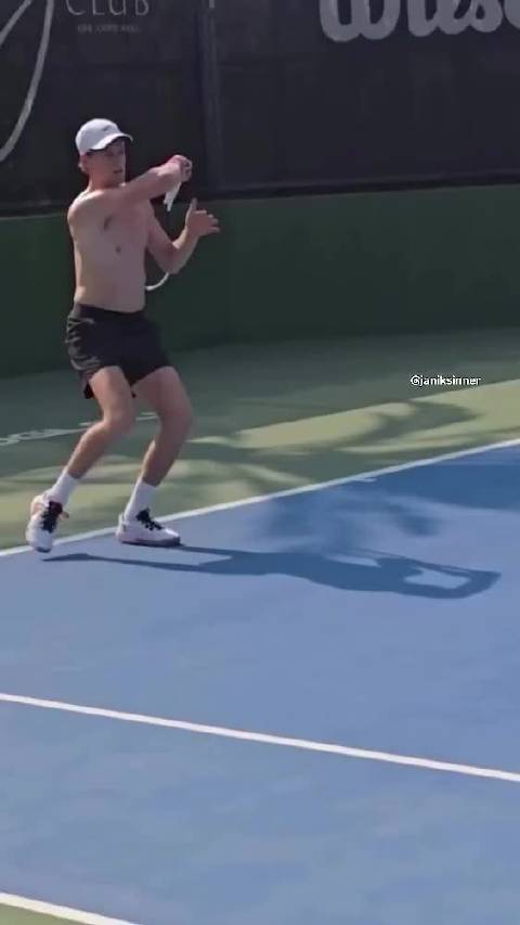 辛纳结束了假期，开始在迪拜训练了