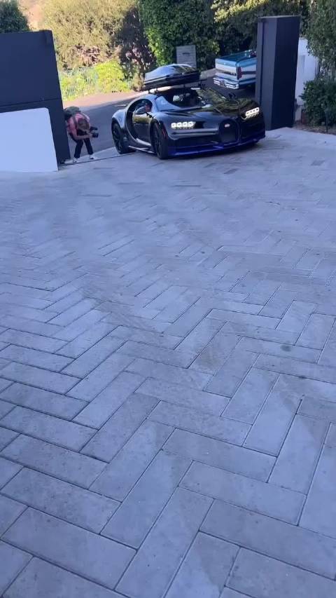 两千万的布加迪太容易被刮了！ 网友：刮下来的灰尘比我的车值钱