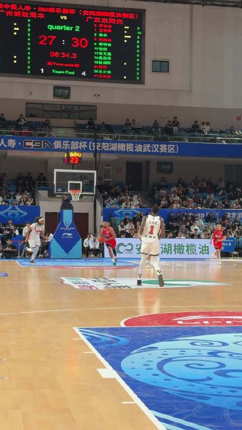 够硬！徐昕险些隔扣成功！造成对方犯规！主教练内特：漂亮！