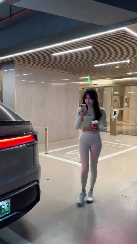 女生的梦想一天，男生的感受如何？特斯拉与汽车小姐姐的故事！