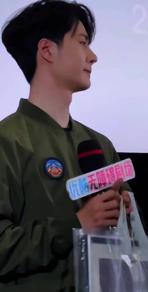 你是一颗奔向天空的新星，我是世间平凡观星人