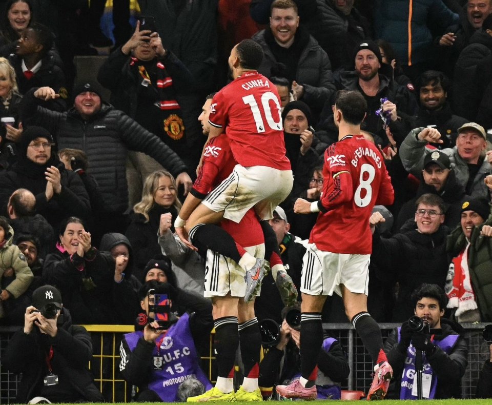 足坛一夜动态：曼联遭绝平！AC米兰无缘意杯八强，世界杯今晚抽签