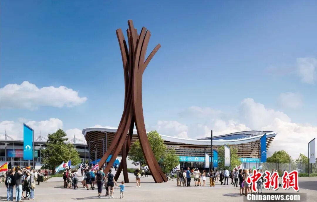 法國奧林匹克水上運動中心記念雕塑《聚合：54.5°弧線 × 14》。鳳凰藝術供圖