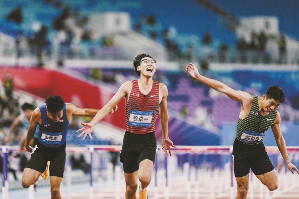 戴最斯文的眼镜  跨最猛的栏