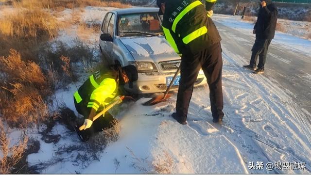 车辆滑下路肩！他们及时救助！