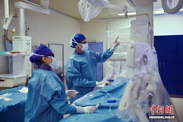 10月17日,吉林长春,吉林心脏病医院意大利医生拉瓦若(右)在手术中。张瑶 摄