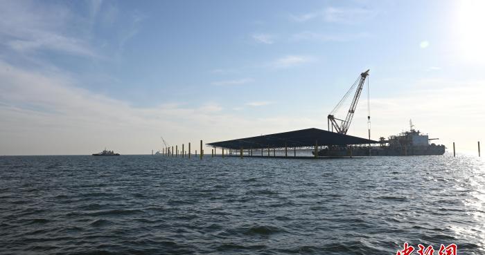 河北首个海上光伏项目建设正酣