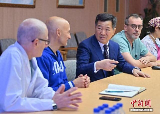 10月17日,吉林长春,黄海(左三)与外国医生交流。张瑶 摄