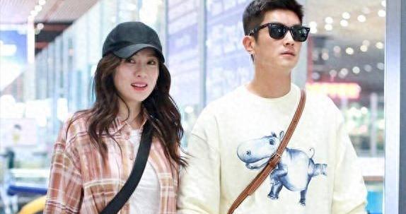 霍思燕与杜江走机场！她穿衬衫+短裤嫩如学生，小4岁的他一脸幸福