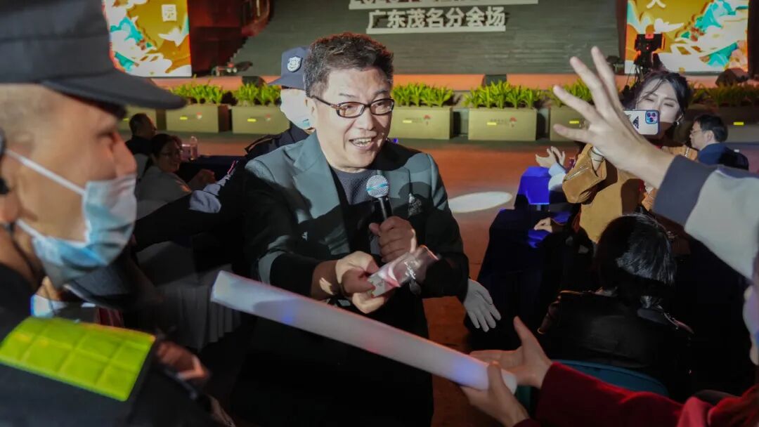 演唱《跟我返茂名》