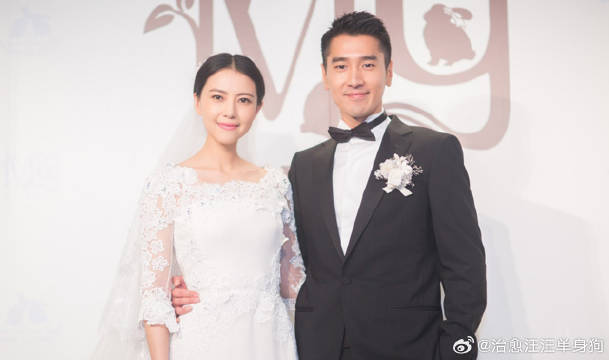 高圆圆陪赵又廷返台过年，当街嘟嘴向老公索吻，三代同堂超温馨