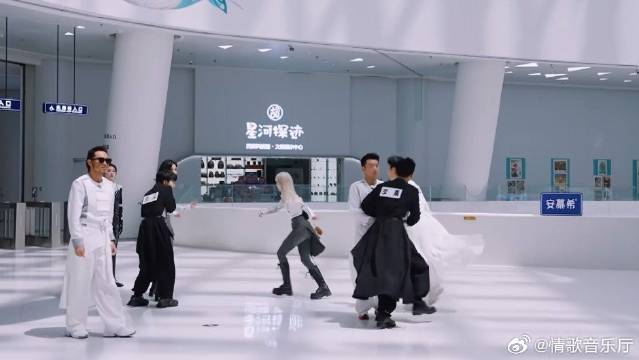 黑衣人有多可怕，兄弟团看见撒腿就跑，不愧是跑男的噩梦！