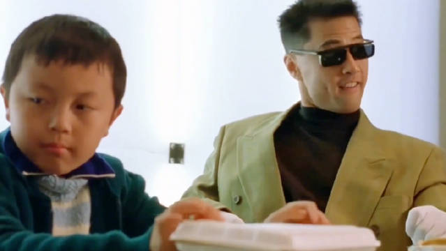 李连杰每一拳打出去，既是卧底警察的生死任务，也是爸爸把孩子护在身后的本能