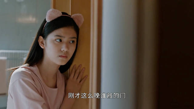 女人患有严重的疑心病，在家里各个角落都安装了摄像头