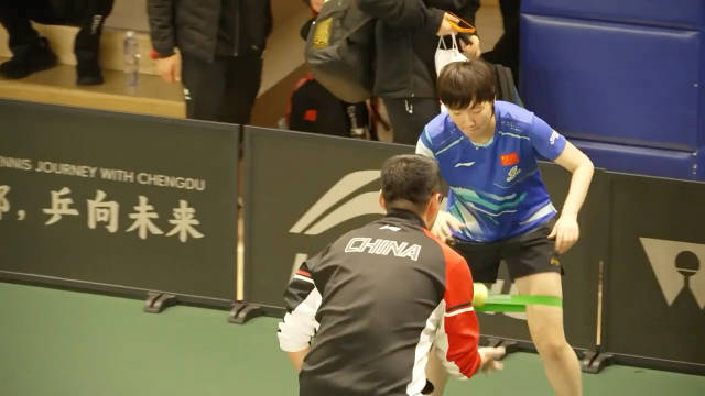 可可爱爱的王曼昱热身小动作萌翻啦！