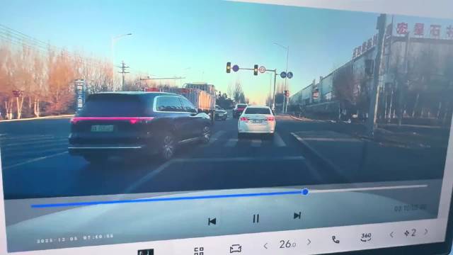 要说反应，视频车应该更快，迅速刹停了！