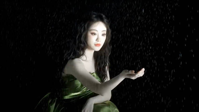 祝绪丹回眸如八音盒精灵，雪花映衬梦幻瞬间