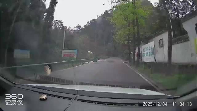 速度太快罐车漂移，两个司机当时都吓坏了