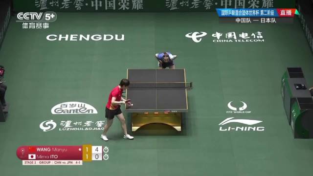 王曼昱2比1战胜伊藤美诚，比赛中肩部不适