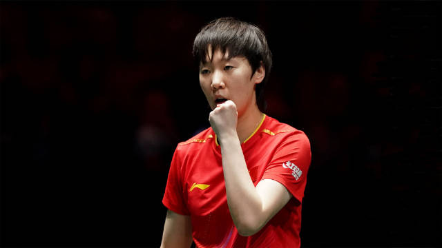 8-10落后！乒乓球混团世界杯王曼昱爆发上演逆袭，伊藤美诚懵了