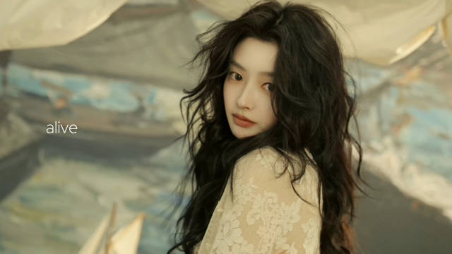 徐若晗蕾丝裙卷发造型释出，桂花香引热议