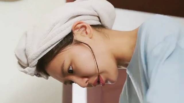 男警官是鱿鱼游戏那个变性人嘛