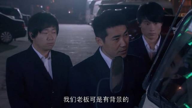 派出所警车在娱乐城门口执警，不料被保安叫嚣老板有背景！