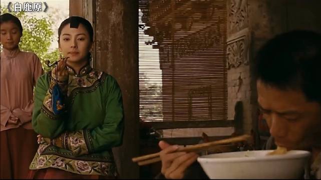 陕西油泼面视频走红，女子吃面意外入怀引热议