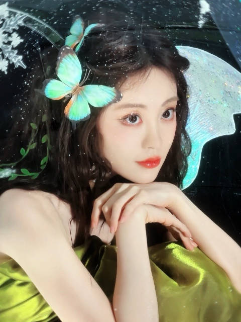 祝绪丹化身八音盒冰雪精灵亮相红毯