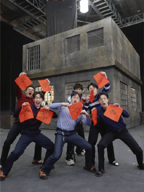 这人？怎么一直抢镜呢！