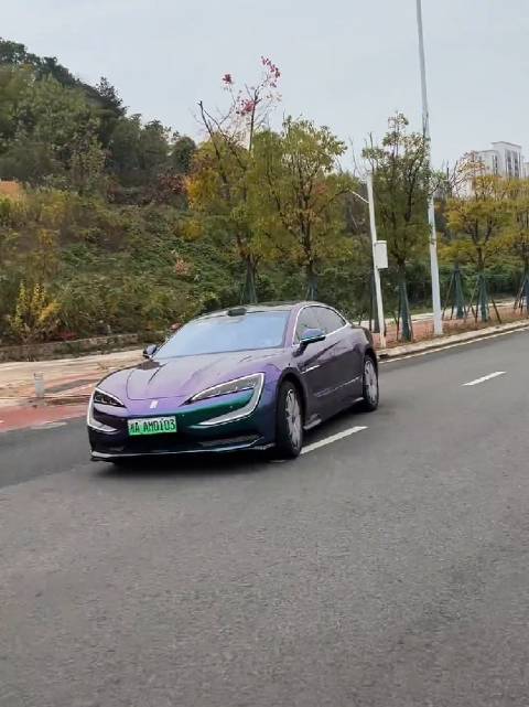 仰望U7的变道时的车身姿态，只有经常开车变道的人才知道这侧倾有多牛！