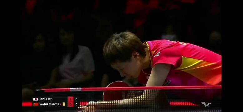 王曼昱0比2落后逆转伊藤美诚，新加坡大满贯上演让二追四