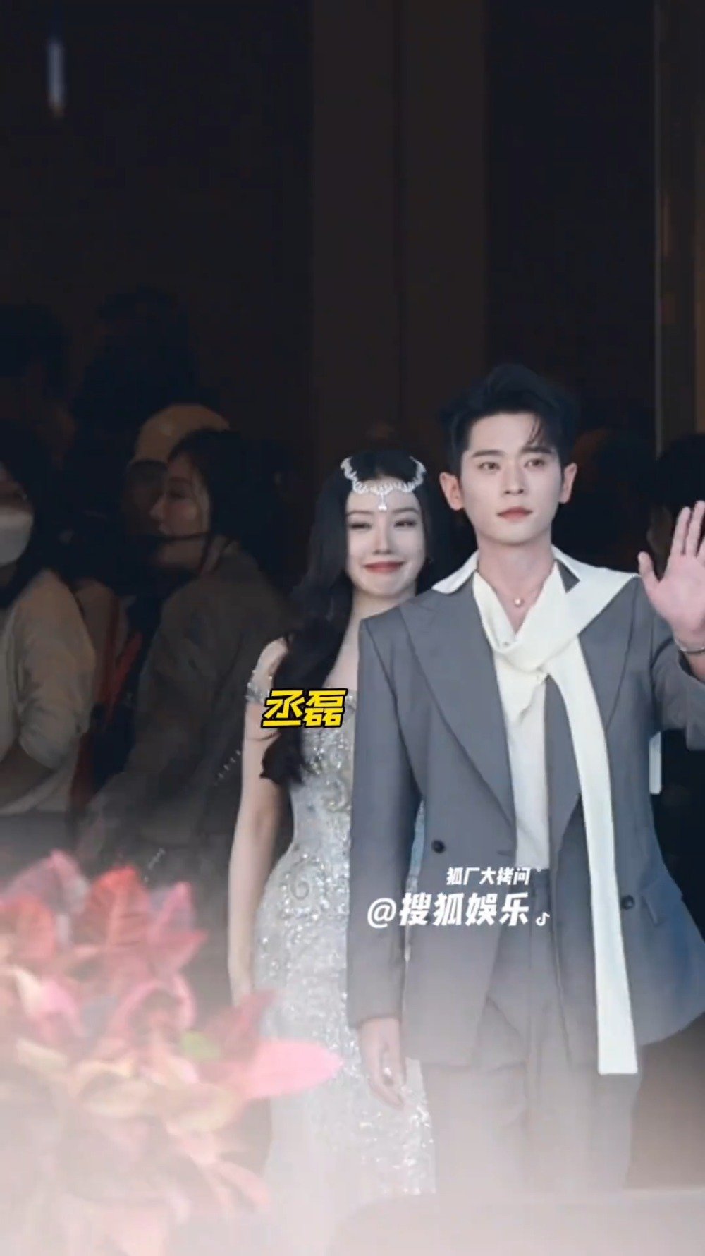 林允回应红毯摔跤：小号说“刚刚鞋带松了 ”