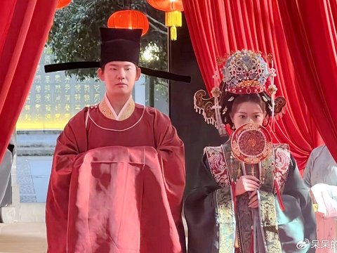 国羽世界冠军夫妇归宁办中式婚礼：新郎骑马迎亲，新娘美如画中仙