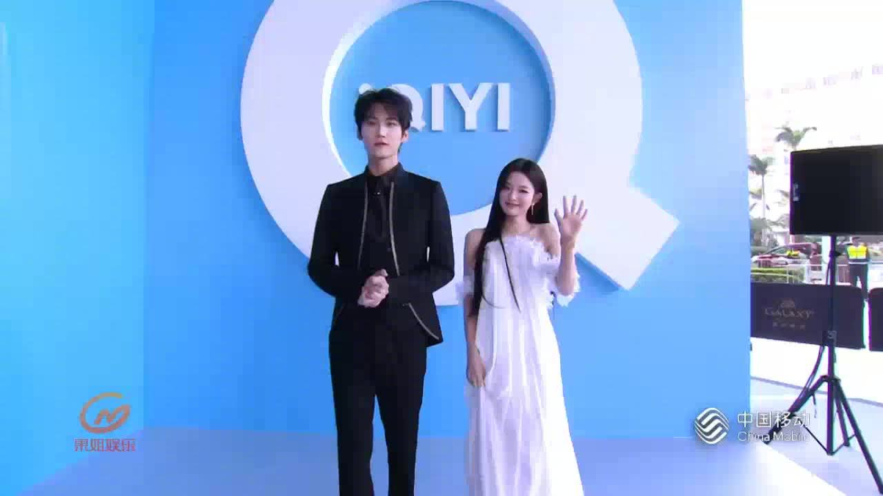 徐若晗周柯宇亮相全程 第二次走红毯的周柯宇依旧帅的有点超前 白色礼裙好美