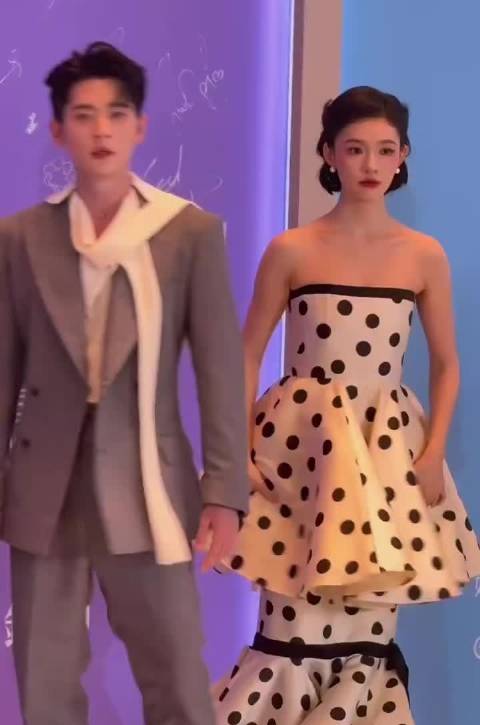 尖叫之夜红毯生图来了，丞磊、林允、赵晴、时少….